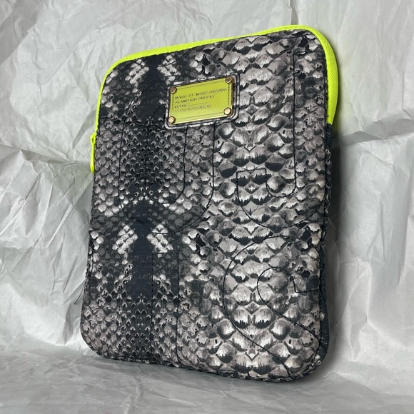 Preloved Marc by Marc Jacobs IPad Case - Picture 3 of 8